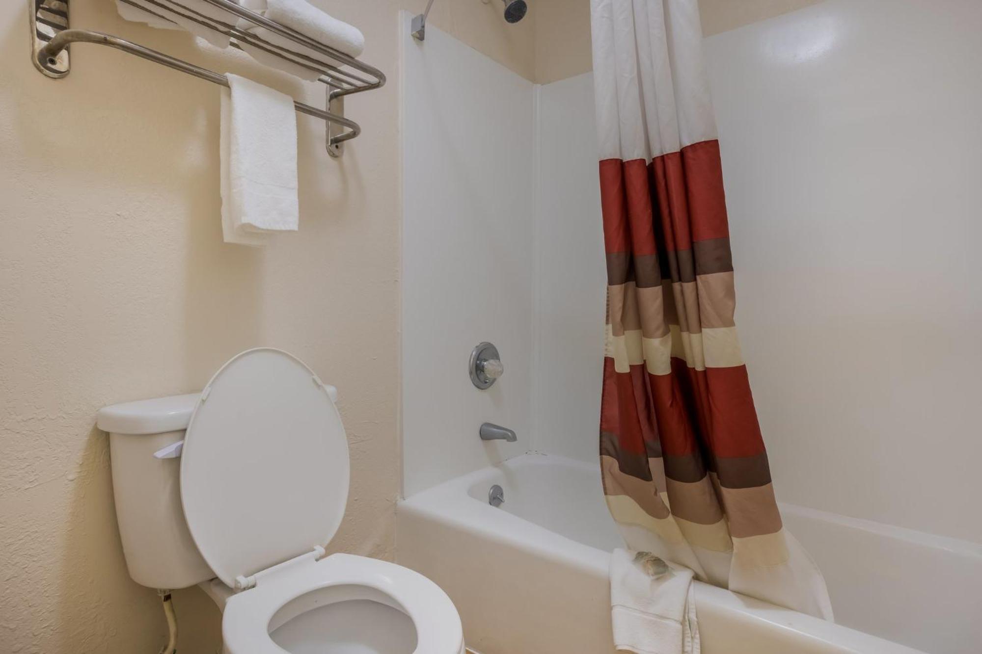 Red Roof Inn & Suites Statesboro - University المظهر الخارجي الصورة
