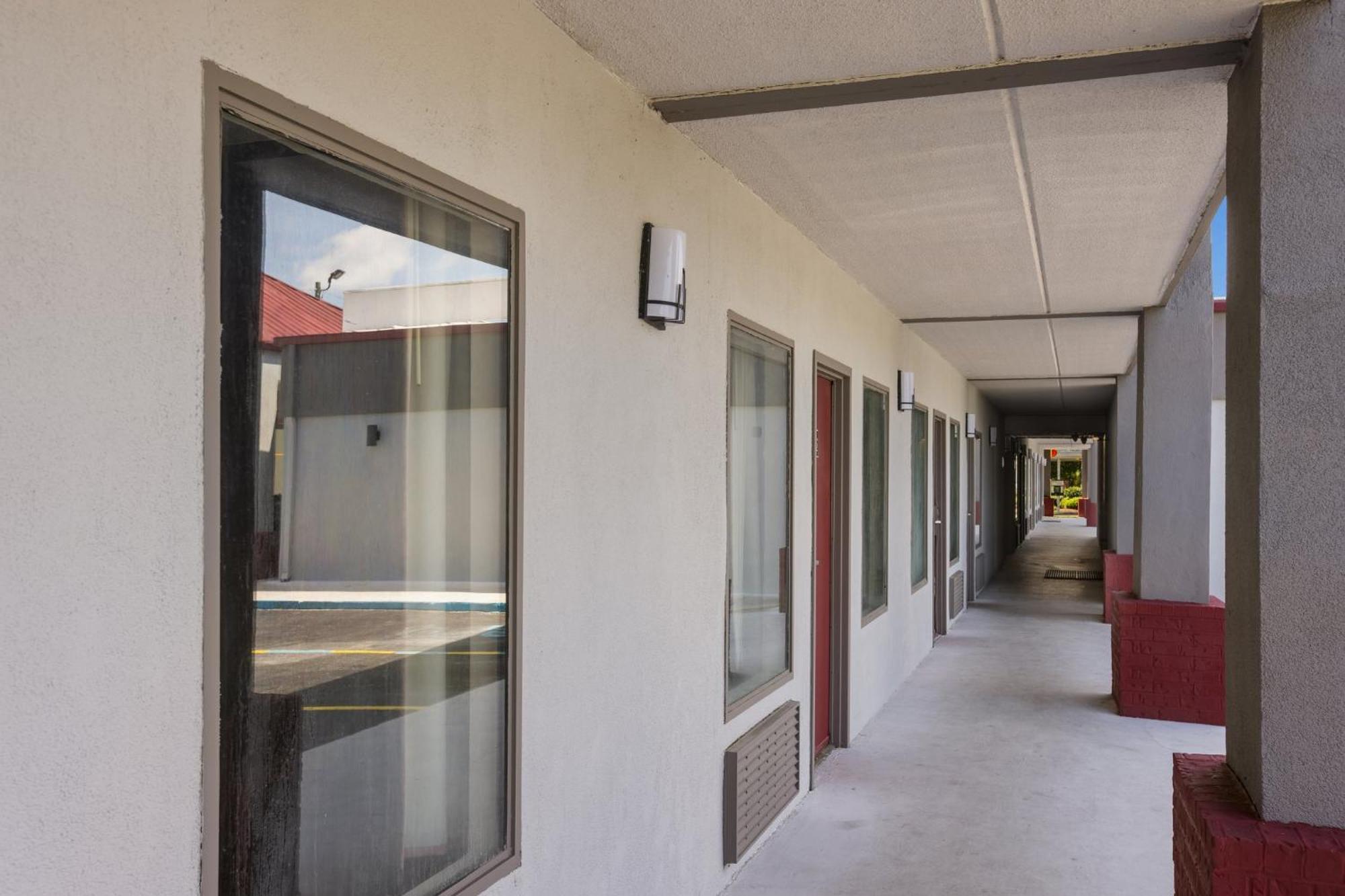 Red Roof Inn & Suites Statesboro - University المظهر الخارجي الصورة